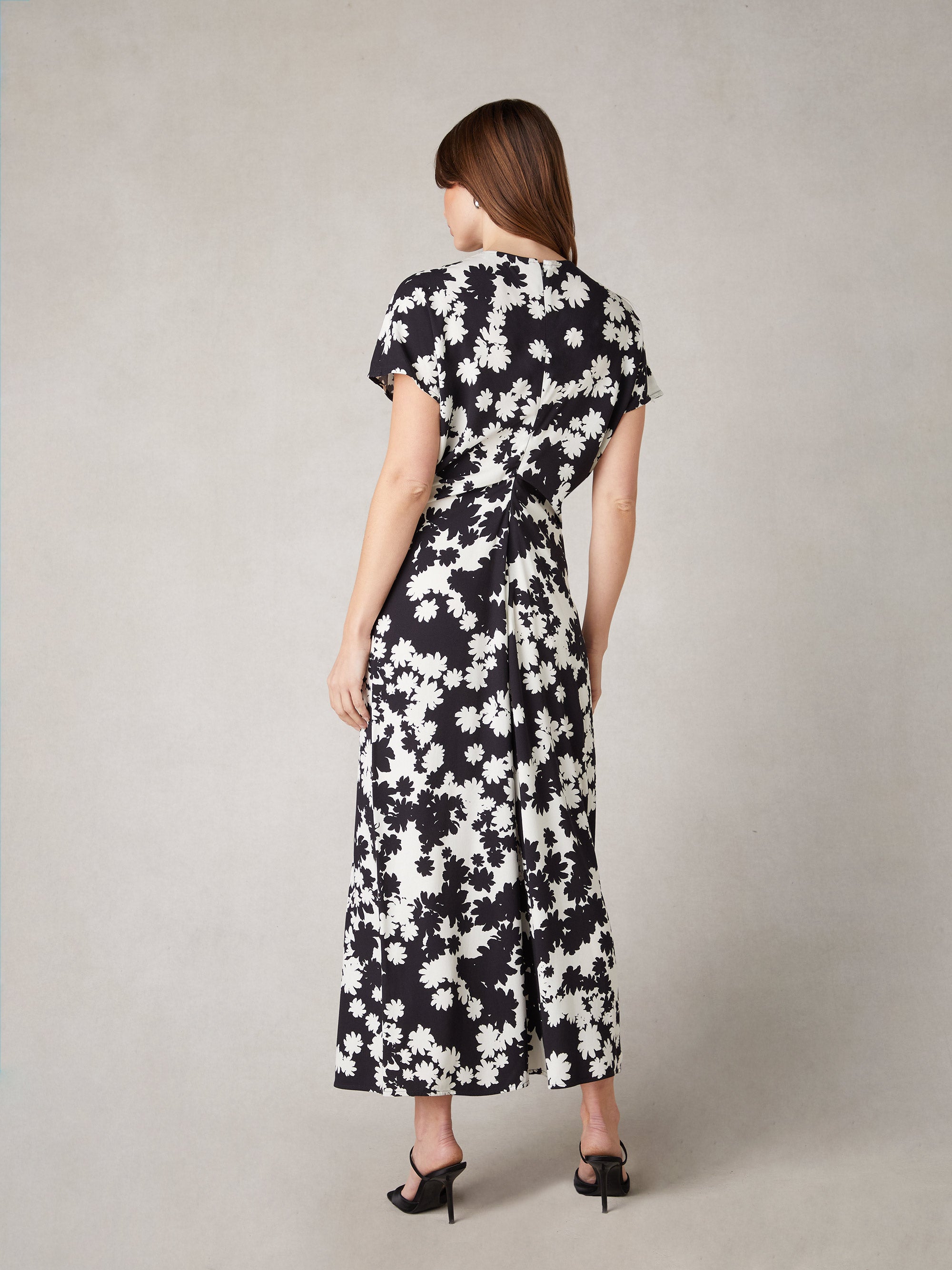 Harper Mono Floral Print Flutter Sleeve Midaxi Dress – Ro&Zo