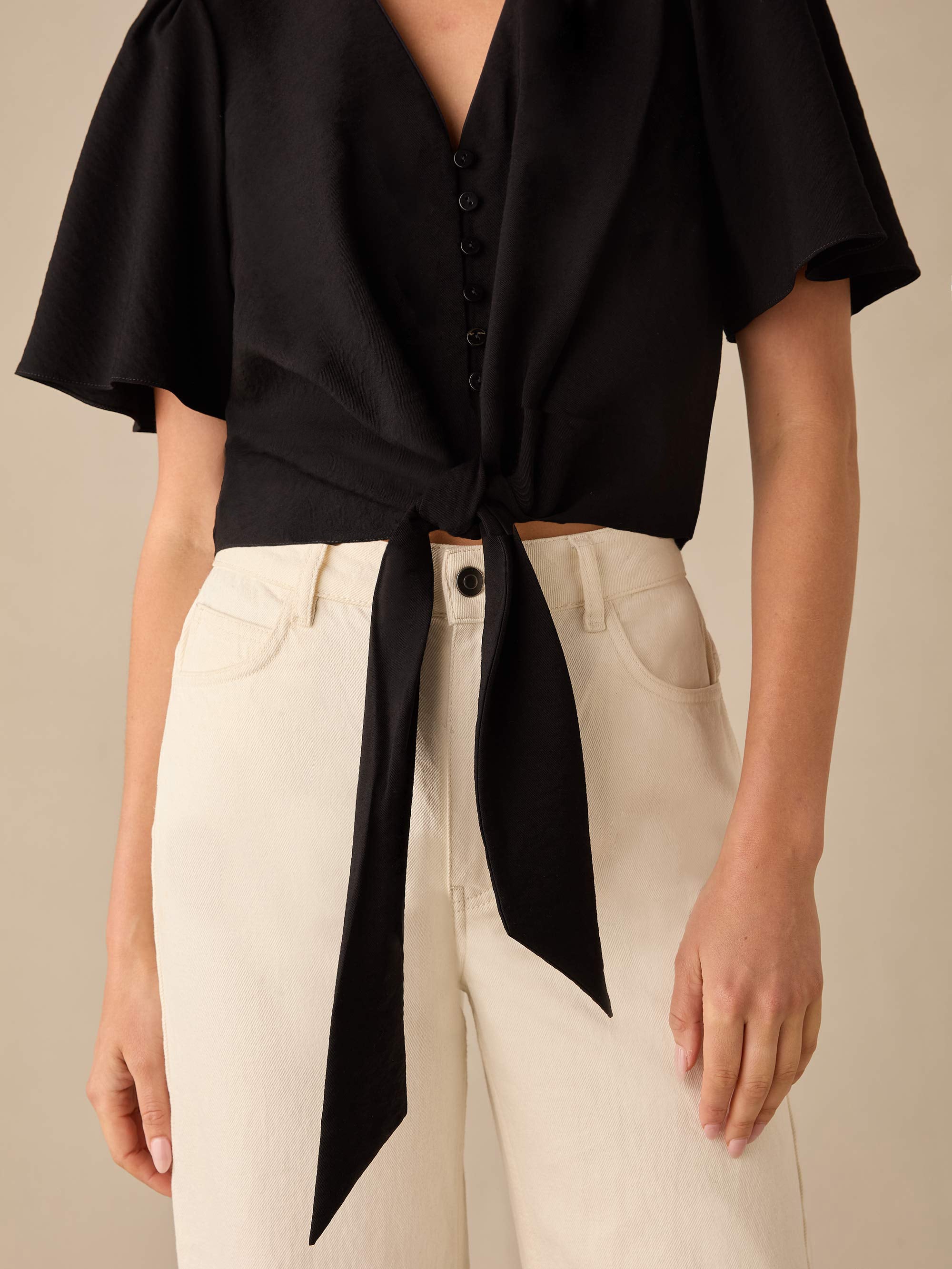売れ筋商品|||ワンステイト カットソー トップス レディース Women's Tie-Front Flutter-Sleeve V-Neck Top Rich Black Women's Long Sleeve V Neck Front Tie Up Solid Color Trendy