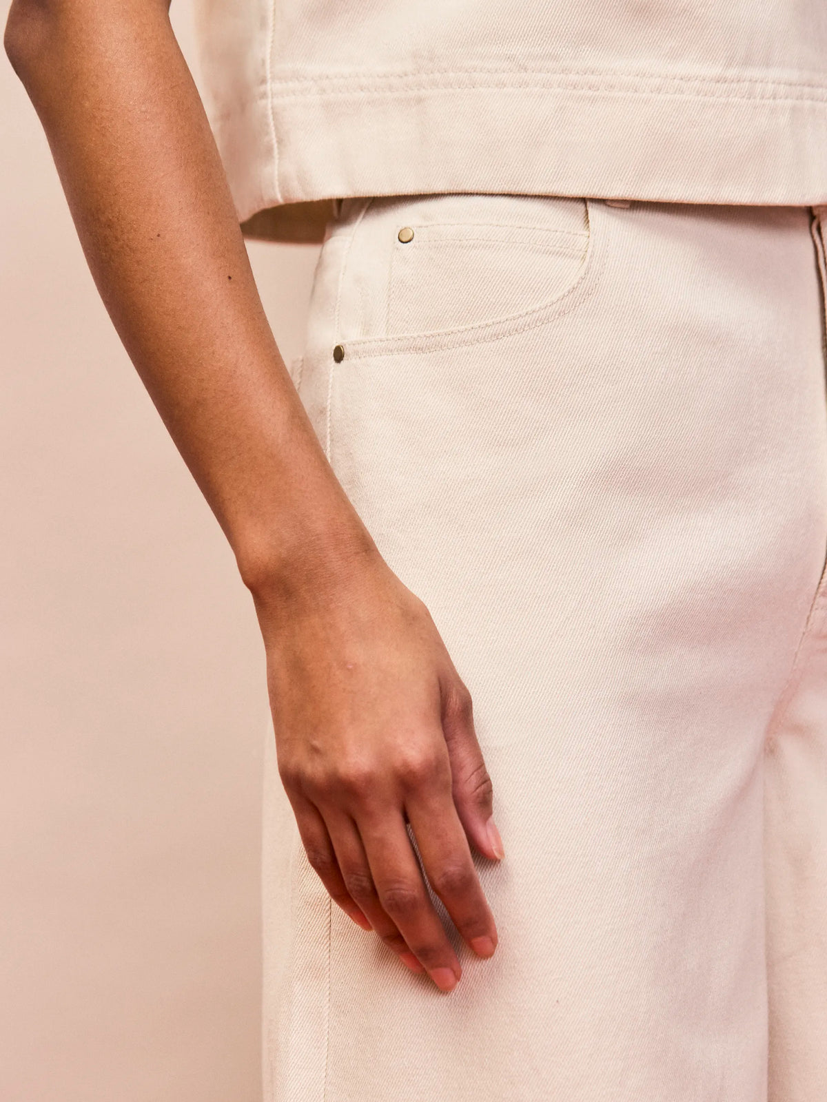 Ecru cotton twill wide leg jeans pocket detail