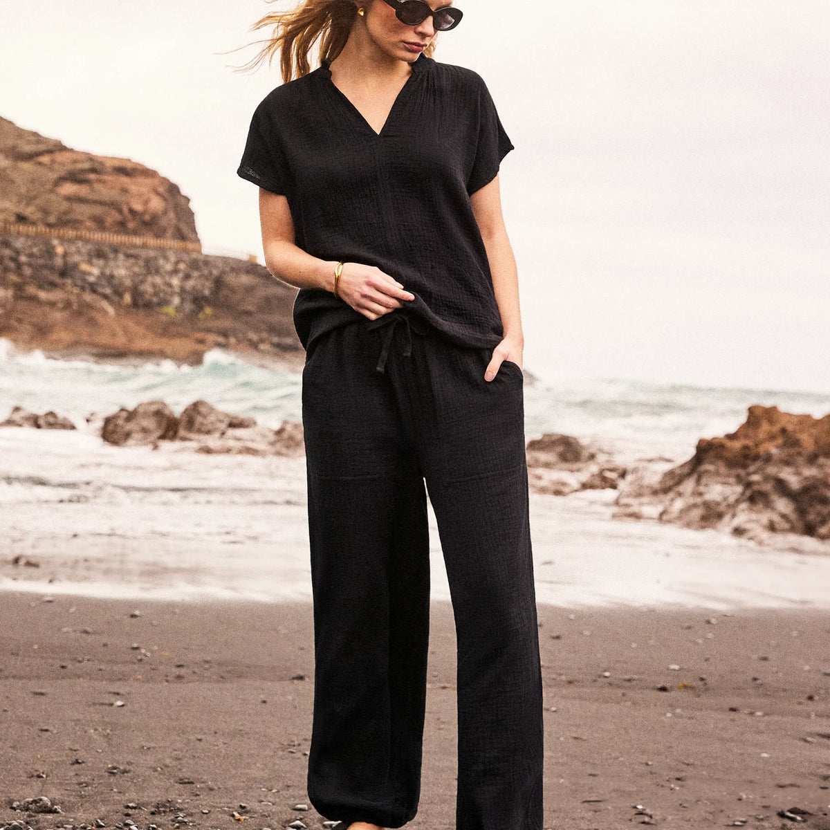 Petite Black Cheesecloth Drawstring Cuff Trousers – Ro&Zo