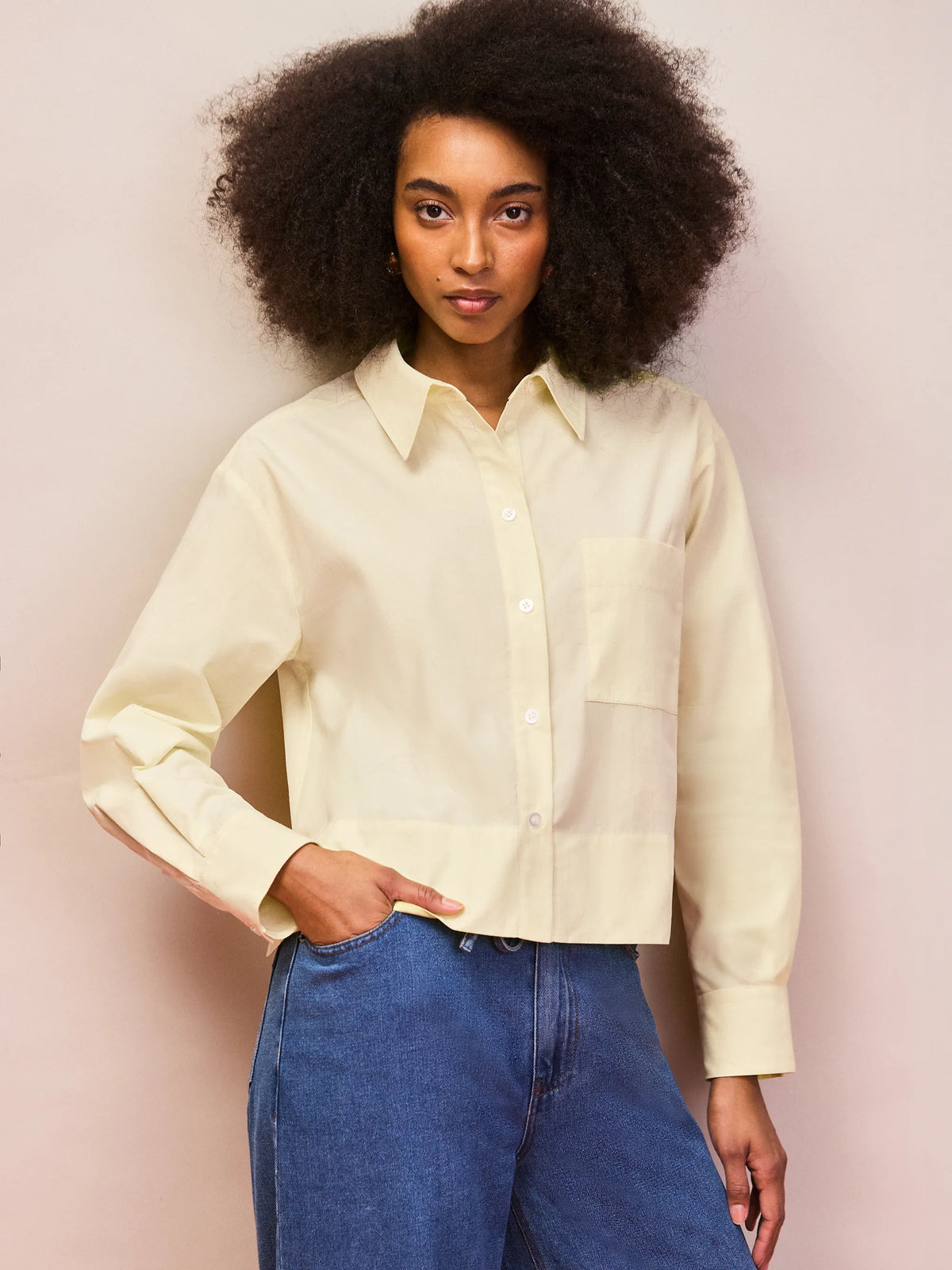 Buttermilk cotton poplin cropped shirt with classic collar and button front