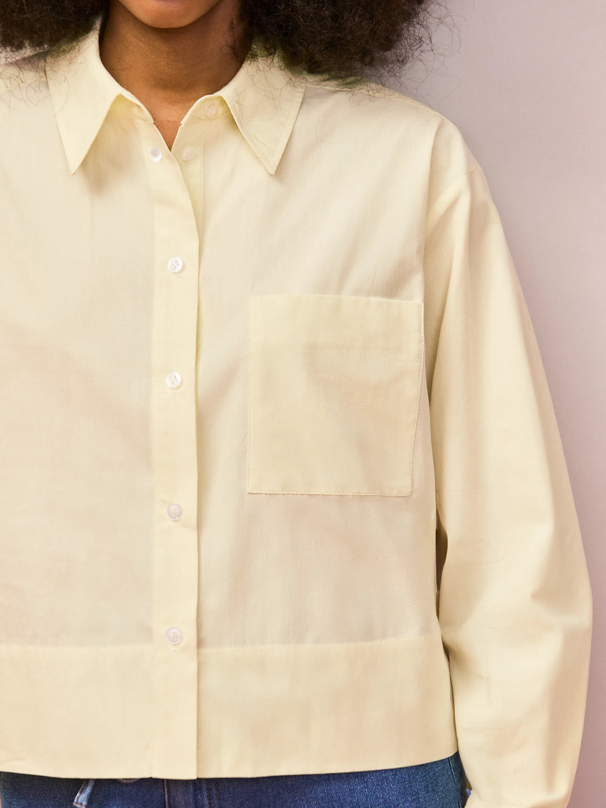 Buttermilk cotton poplin cropped shirt with long sleeves and deep cuffs