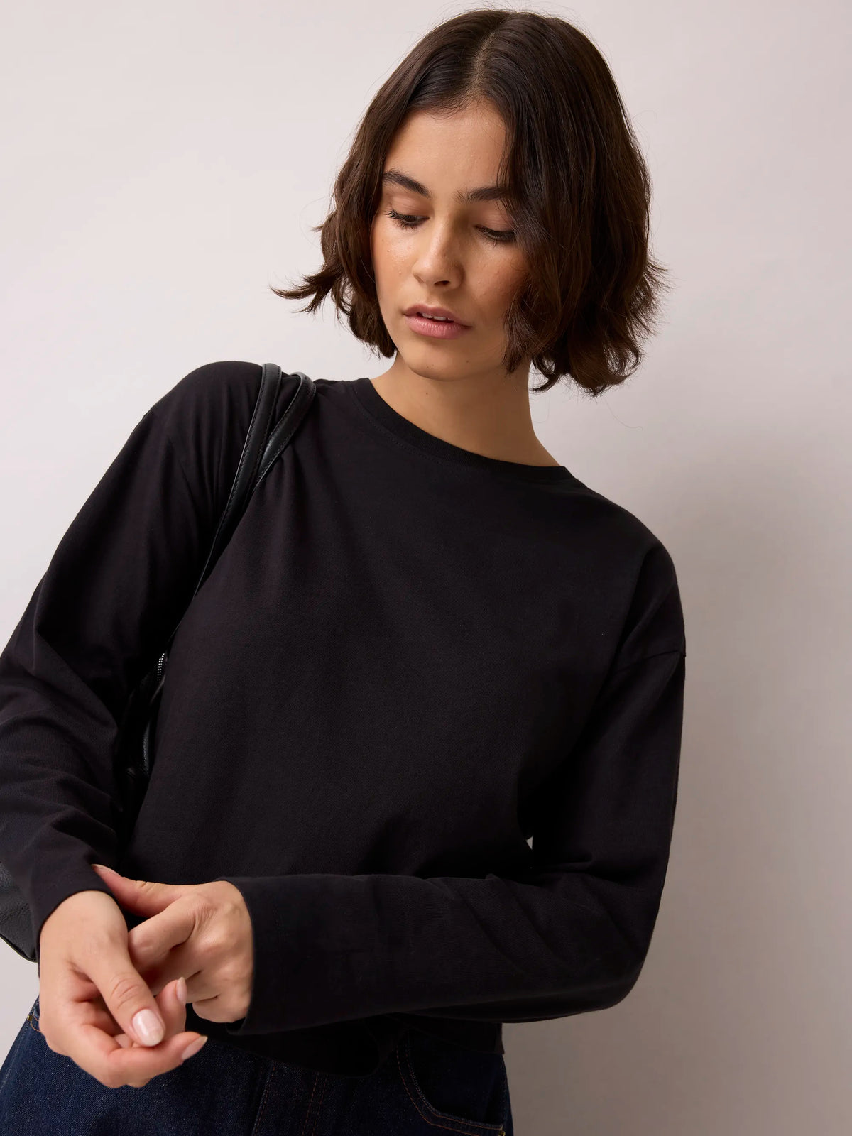 Black long-sleeved cotton T-shirt with round neck