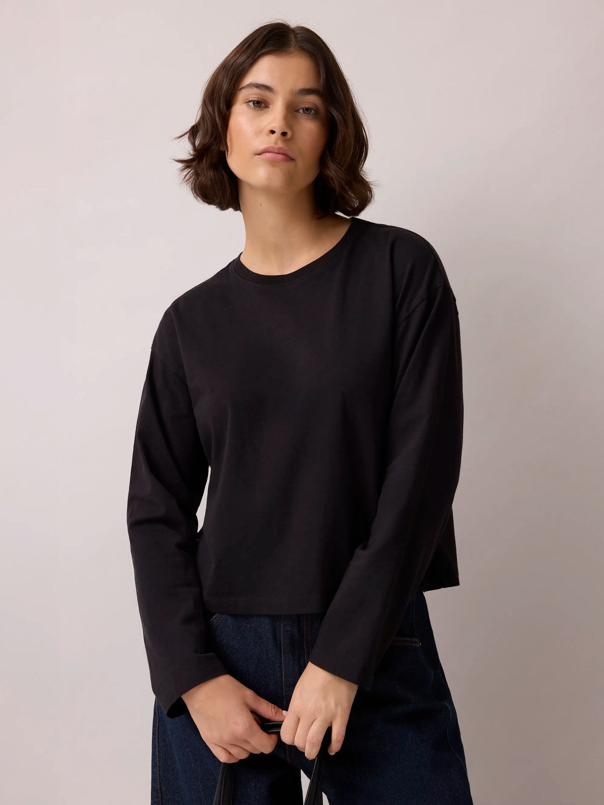 Black long-sleeved cotton T-shirt with round neck