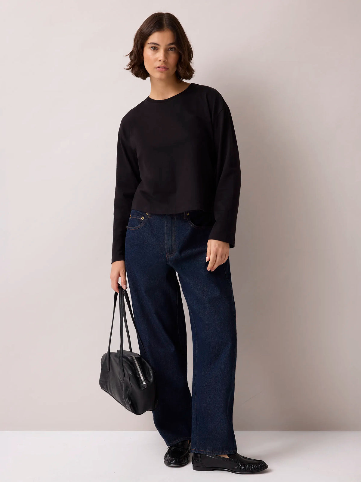 Black long-sleeved cotton T-shirt with round neck