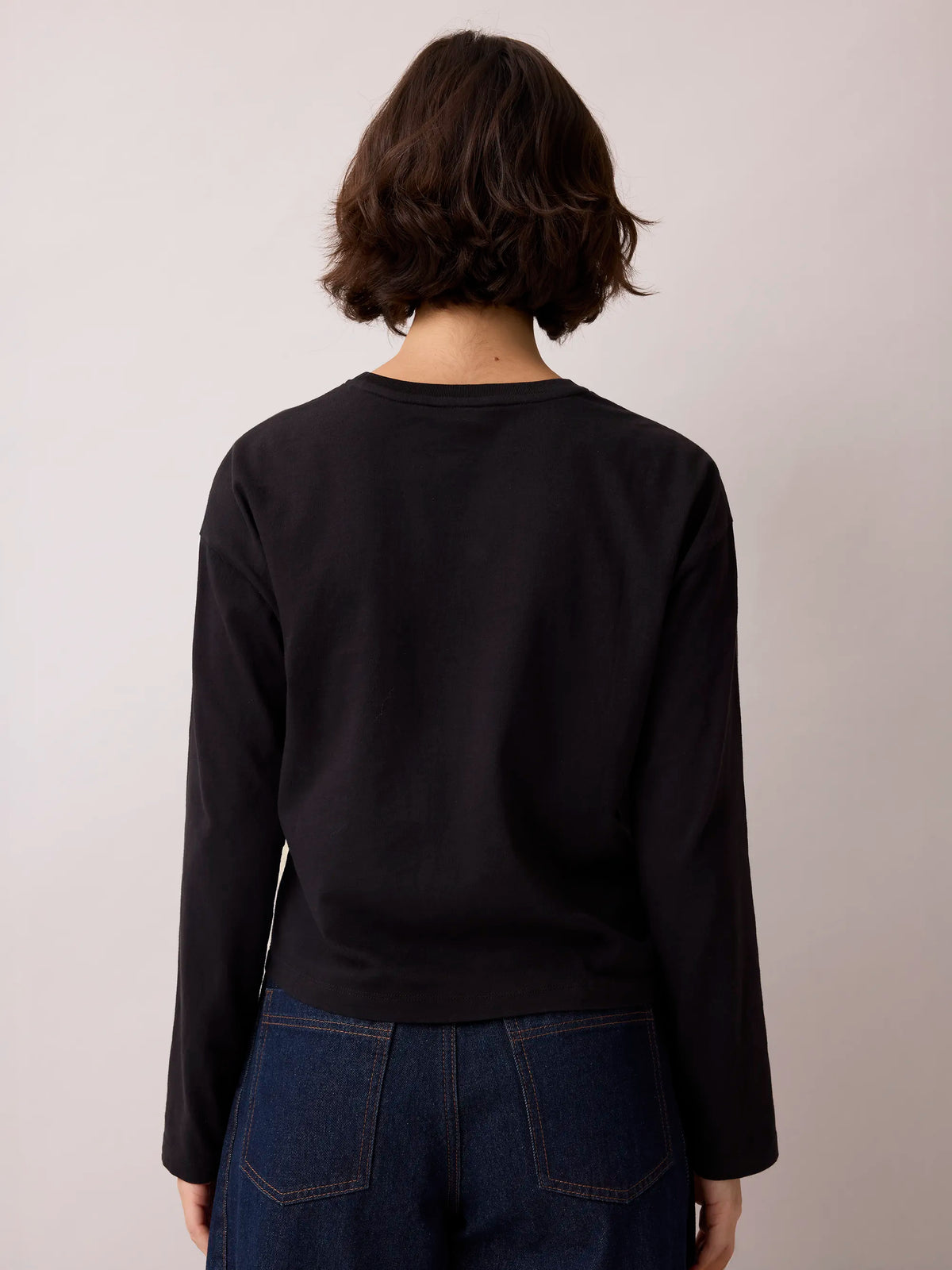 Black long-sleeved cotton T-shirt with round neck